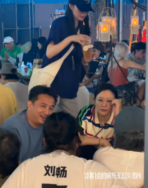 散户配资 黄磊与郝蕾凌晨聚餐！在地摊喝啤酒好松弛，黄磊很帅郝蕾素颜很美