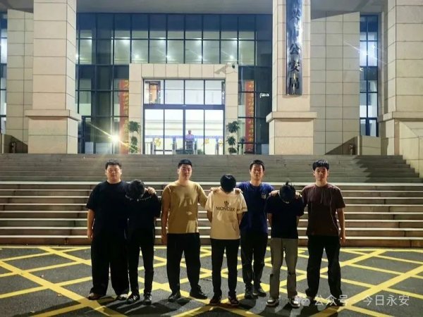 天弘忧配 4男子向小学生借电话手表，被警方抓了